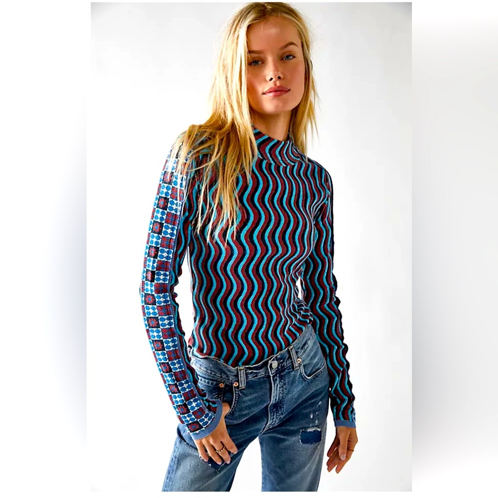 Free People Wavy Baby Long sleeve top. Excellent condition, worn once.🦋🦋 size M